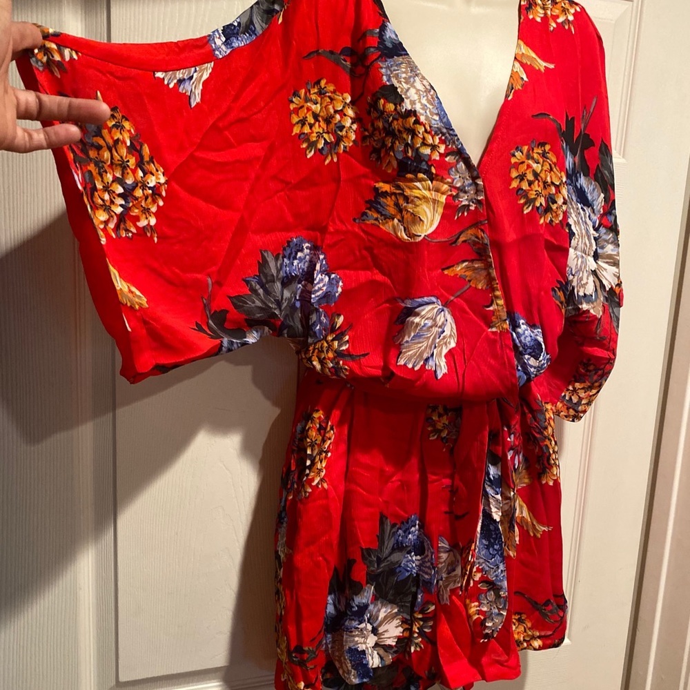 HP Red floral print silky fabric waist tie ro… - Picture 2 of 3